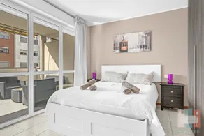 PE19 - Bright & Modern Apartment with Park View - - Image 3