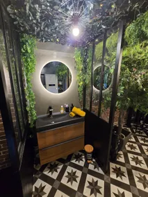 Loveroom with Private Hot Tub and Free Parking - Image 5