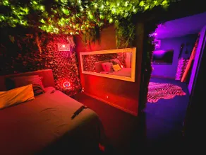 Loveroom with Private Hot Tub and Free Parking - Image 2