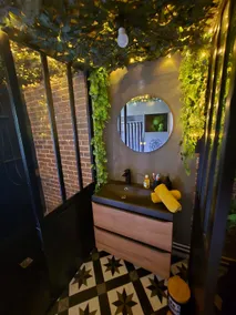 Loveroom with Private Hot Tub and Free Parking - Image 2