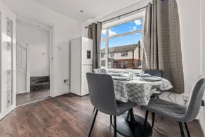 3 Bedroom House 4 beds free parking 2SD - Image 3