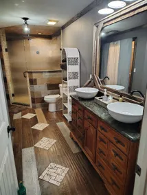 Upstairs luxury Apartment old modern with laundry - Image 2