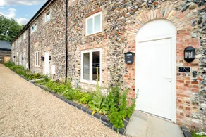 Stylish 2-Bed Home Near A11 - Image 4