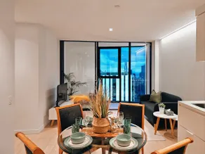 LV 65 Panoramic City Views With Free Parking - Image 3