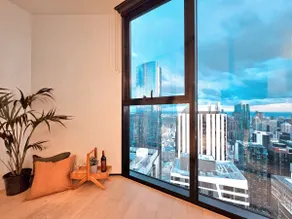 LV 65 Panoramic City Views With Free Parking - Image 4