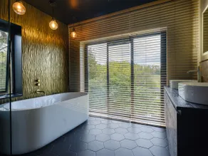 Luxury 5 Bed Lake House that Sleeps 10 - Image 2