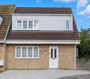 Lovely 2-Bed House with parking - Image 3