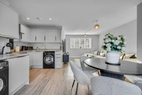 Lovely 2-Bed House with parking - Image 2