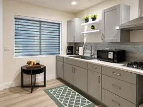 1BR/1BA10min to Airport ~free WiFi ~ Free parking - Image 3