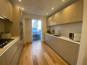*NEW* super comfy stay Sleeps 7 FREE Parking - Image 3