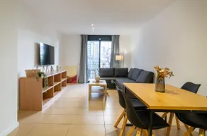Central with pool, parking and beach 7 minutes away - Image 2