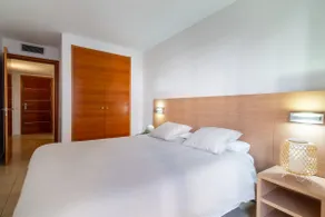 Central with pool, parking and beach 7 minutes away - Image 3