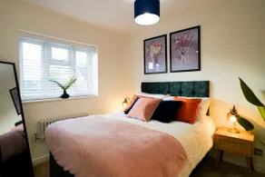 3-Bed House | Sleeps 5 | Bedford - Image 2