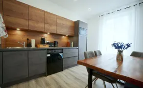 100m²Apartment| Business & Family Friendly|Parking - Image 4