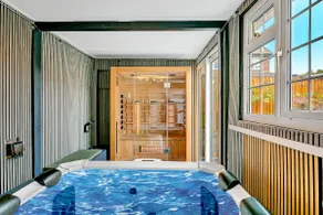 Aspen Close 4 Bedroom Retreat with add-on Spa, Sauna and Gym access - Image 5