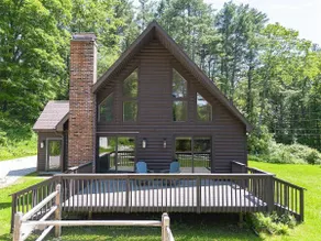 Family friendly house with fenced yard & fire pit - Image 2