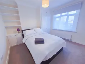 Roomy, comfortable Greater London home, sleeps 8 - Image 3
