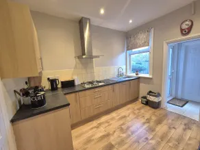 Roomy, comfortable Greater London home, sleeps 8 - Image 4