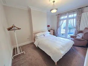 Roomy, comfortable Greater London home, sleeps 8 - Image 2