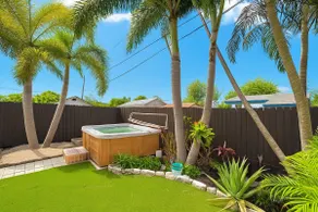 3BR home with private hot tub near the beach - Image 2