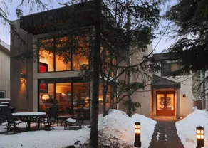 Charming Aspen Retreat in Exclusive West End - Image 3