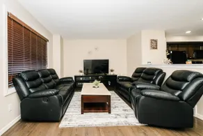 *3BR WFH Exec. Townhouse: Full Kitchen & Office - Image 2