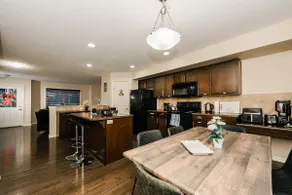 *3BR WFH Exec. Townhouse: Full Kitchen & Office - Image 5
