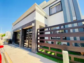 Large, central, full house, enclosed garage - Image 3