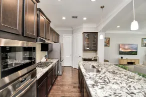 Centrally Located Modern Comfort in Houston - Image 2