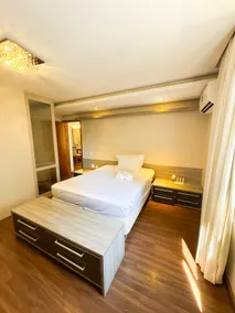 Modern 1-bedroom apartment with 2 double beds. - Image 2