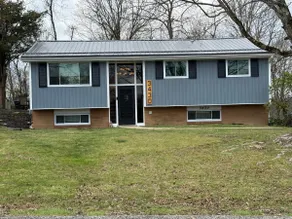 3 bedrooms, 3 baths, game room, backs up to woods - Image 2