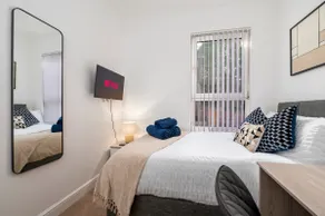 Spacious 4 bed | 4 en-suites | Parking | Discounts - Image 3