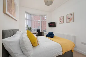 Spacious 4 bed | 4 en-suites | Parking | Discounts - Image 5