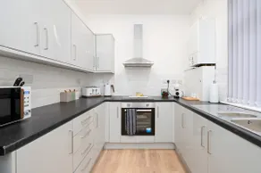 Spacious 4 bed | 4 en-suites | Parking | Discounts - Image 4