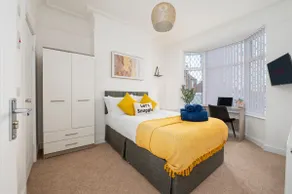 Spacious 4 bed | 4 en-suites | Parking | Discounts - Image 2