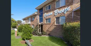 Bright & Breezy Top Floor Beach Apartment - Image 5