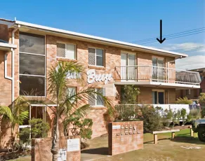 Bright & Breezy Top Floor Beach Apartment - Image 2