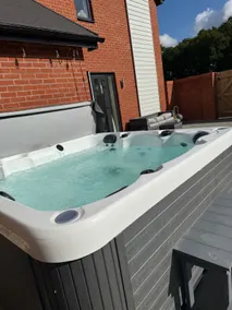 3 Bedroom Modern Comfortable Home with Jacuzzi - Image 2