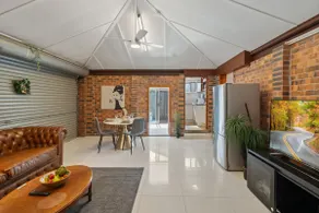 Urban Comfort | Cozy & Convenient w/ a Shard Pool - Image 2