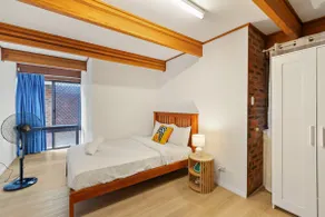 Urban Comfort | Cozy & Convenient w/ a Shard Pool - Image 4