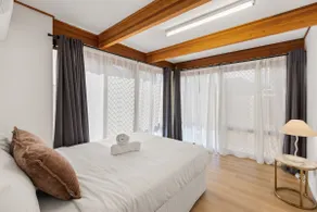 Urban Comfort | Cozy & Convenient w/ a Shard Pool - Image 3