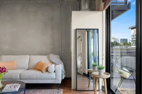Modern Unit - Great location, Parking, Pool & Gym - Image 3