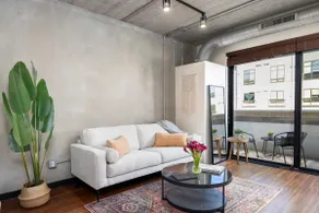Modern Unit - Great location, Parking, Pool & Gym - Image 4