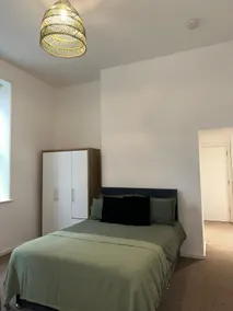 Chic & Comfy 1 Bed Apartment Sheffield Stay - Image 2