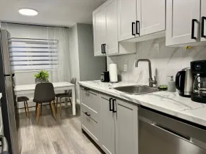 Modern 2 bedroom, 2 king beds, close to Hwy - Image 5