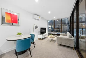 Woden Comfortable 1-Bedroom Apartment with Parking - Image 2
