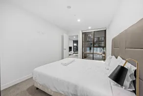 Woden Comfortable 1-Bedroom Apartment with Parking - Image 4