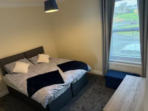 2BR Home | Sleeps 6 | Flexible Beds | Parking - Image 4