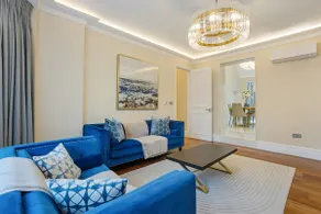 Luxury & Spacious Flat with Lift and Terrace - Image 4