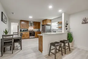 4BR · Sleeps 9 · Walk to Tarleton · Fenced Yard - Image 4